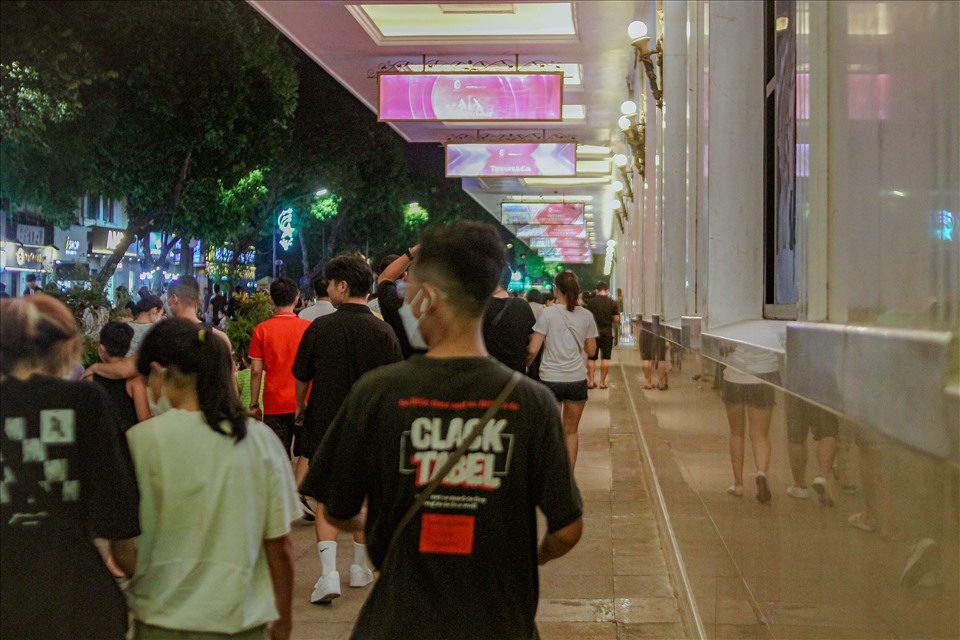 Từ cổng vào ở Tràng Tiền Plaza, rất đông người dân và du khách đi lại tấp nập. Khung cảnh dòng người đi bộ nườm nượp rộn ràng khiến khu phố càng thêm sầm uất, đầy sức sống.