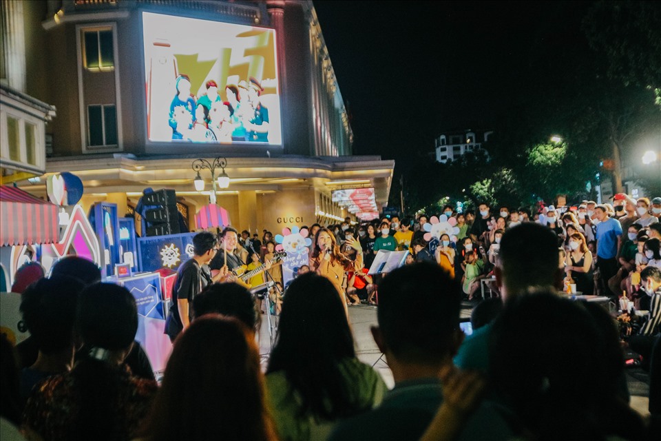 Không khó để bắt gặp những đoàn ca múa, hát hò với bộ dụng cụ chuyên nghiệp trên đường phố.