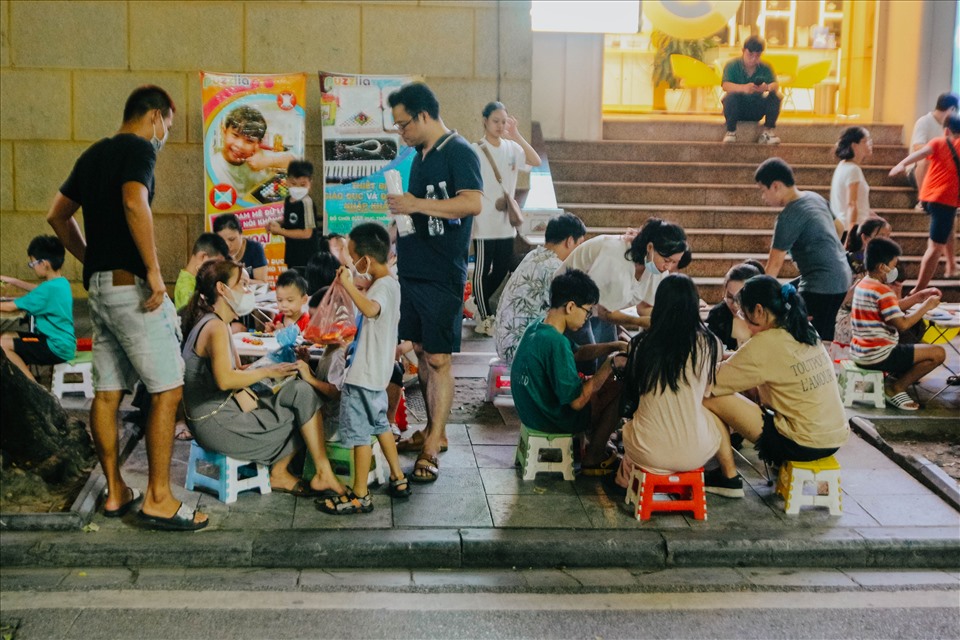 Dia đường, những quán ăn nhỏ bán thức ăn vặt ở Hà Nội như nem chua rán, hoa quả dầm muối ớt... ngồi kín người.