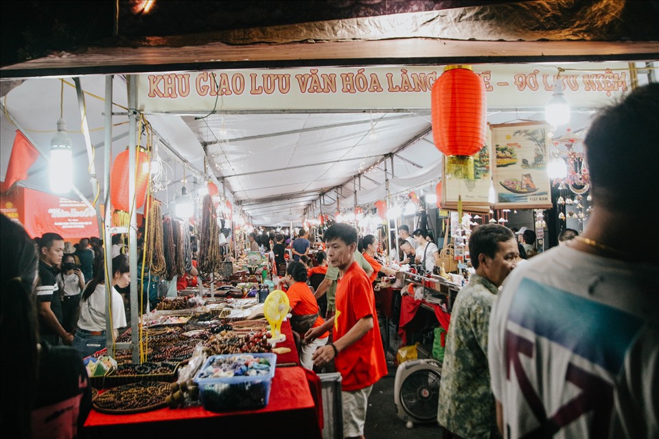 Khu vực chợ đêm và quà lưu niệm gần đó cũng tấp nập người qua lại.