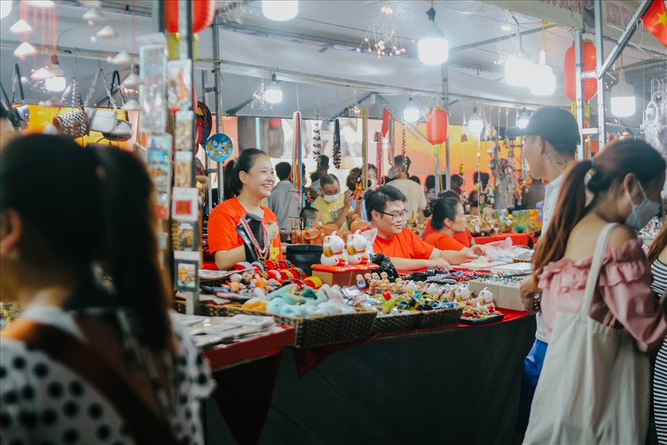 Du khách thích thú với những món quà lưu niệm nhỏ bé, xinh xắn đậm chất Việt Nam được bày bán tại đây.