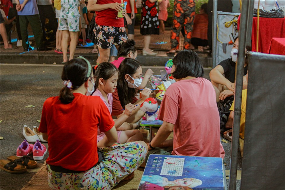 Nhiều hoạt động thú vị về đêm ở phố đi bộ Hà Nội khiến du khách không bao giờ chán.