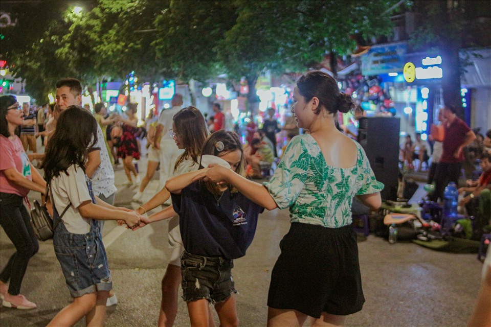 Có cả khu dạy nhảy, khiêu vũ cho mọi đối tượng, độ tuổi khác nhau.