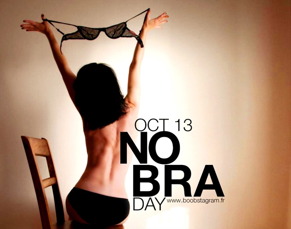 Ngày 13.10 là ngày khuyến khích phụ nữ thả rông vòng 1 (không mặc áo ngực) với thông điệp phòng chống ung thư vú. Ảnh: AFP