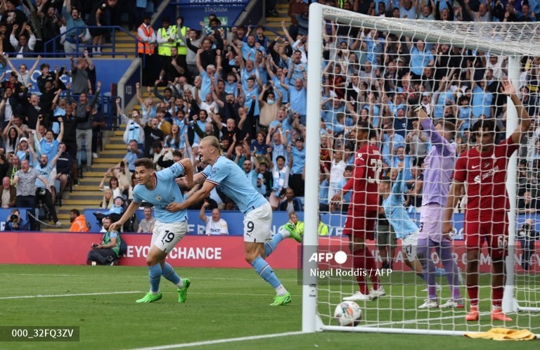 Alvarez chớp thời cơ làm rung mảnh lưới của Liverpool. Ảnh: AFP