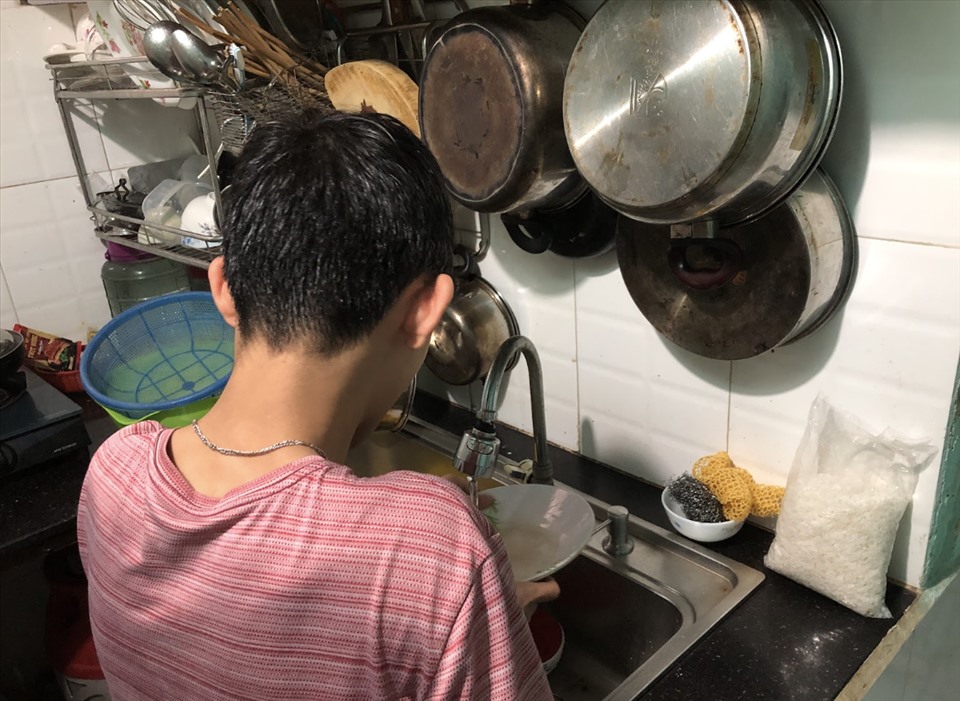 Giúp đỡ việc nhà, nấu ăn, chăm em… là những điều trẻ được học trong dịp hè. Ảnh: Thuỷ Tiên