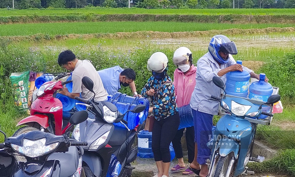 Giữa cánh đồng tại bản Cang Ná, xã Thanh Luông, huyện Điện Biên, tỉnh Điện Biên có một mó nước được cho ra rất “thần kỳ“. Có đến hàng trăm người xếp hàng lấy nước mỗi ngày.