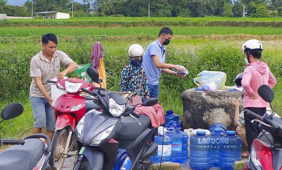 Đây là món quà vô giá mà thiên nhiên đã ban tặng cho người dân lòng chảo Mường Thanh, mỗi ngày có đến hàng trăm người đến xếp hàng lấy nước.