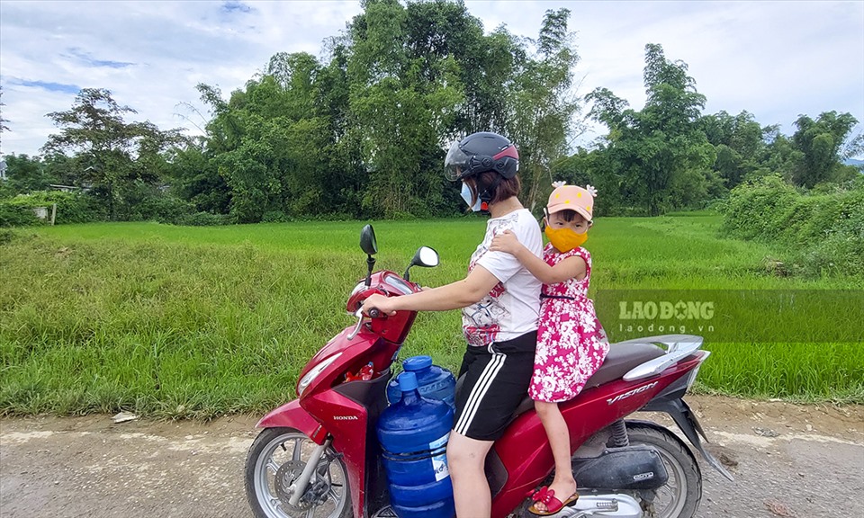 Từ phụ nữ, thanh niên, đến người già... ai có thời gian thì lại tranh thủ đến lấy nước về cho cả gia đình sử dụng.