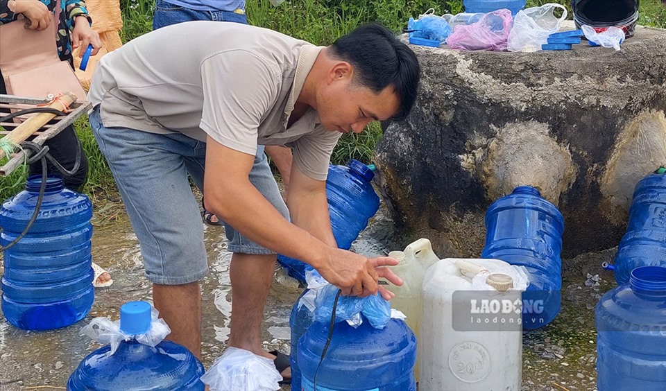 Người đàn ông này cho biết, nước ở đây rất ngon, có thể dùng đế pha trà, nấu ăn và uống trực tiếp hàng ngày.