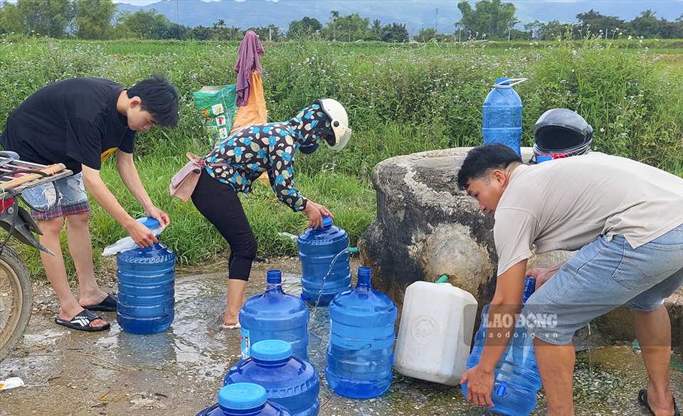 “Gia đình tôi đã dùng nước ở đây từ nhiều năm rồi, nước sạch và ngon lắm, không có tạp chất gì cả. Có bình nước tôi đã sử dụng hơn 1 năm nay nhưng bên trong không có 1 chút cặn nào cả” - anh này nói,