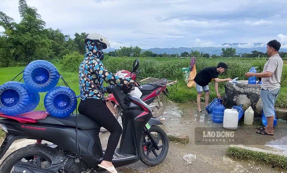 Nguồn nước ở đây quanh năm không bao giờ hết, kể cả những năm hạn hán, vài tháng không có trận mưa nào thì ở “mó nước thần” vẫn liên tục ban tặng những tia nước mát lạnh, trong vắt.