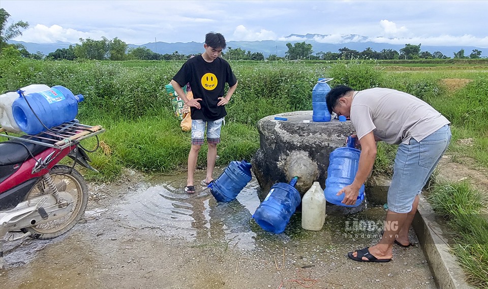 Người già ở đây cho biết, mó nước này có từ bao giờ không ai rõ, chỉ biết rằng từ nhiều đời nay người dân trong bản đã sử dụng nguồn nước này như một món quà thiên nhiên ban tặng.