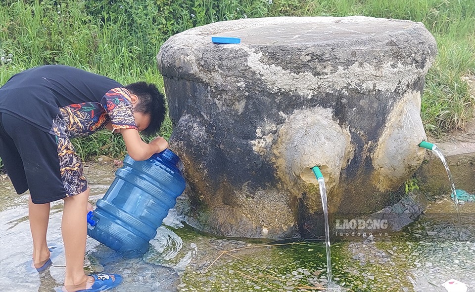 “Trước đây người dân dùng cột tre quây lại để đảm bảo vệ sinh trong khu vực quanh mó nước, sau đó thì xây chung quanh. Những năm gần đây, có rất nhiều người đến lấy nước, có người ở xa hàng chục kilomet cũng tìm đến nên người dân trong bản đã xây bịt kín để đảm bảo vệ sinh và để những vòi nước phun ra, tiện cho mọi người đến lấy” - người dân cho biết.