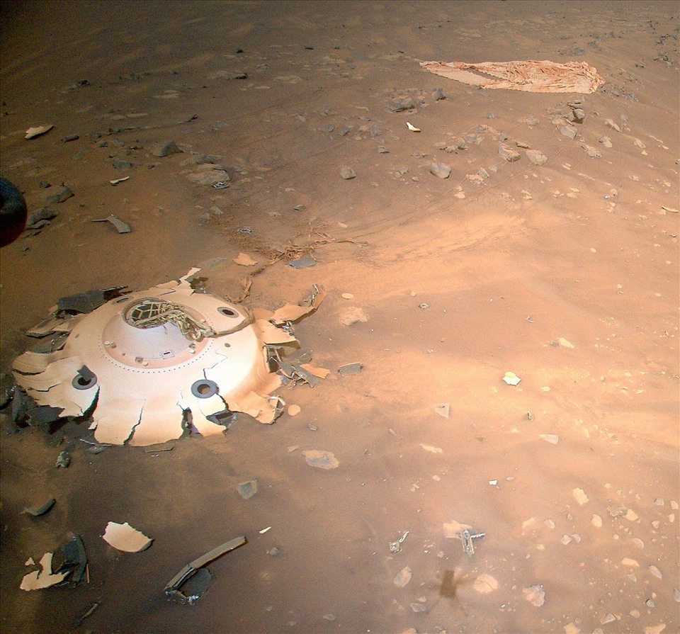 Hình ảnh được trực thăng sao Hỏa Ingenuity chụp từ tháng 4 cho thấy các mảnh vỡ trên bề mặt hành tinh đỏ. Ảnh: NASA