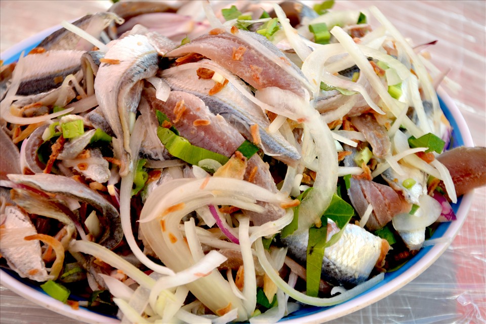Gỏi cá trích, một trong những món ăn truyền thống của Phú Quốc. Ảnh: LT