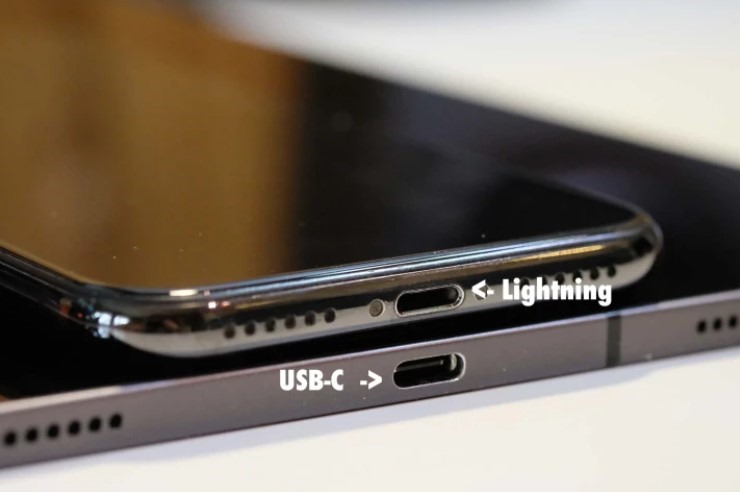 Cổng Lightning của iPhone mỏng hơn so với USB -C. Ảnh chụp màn hình