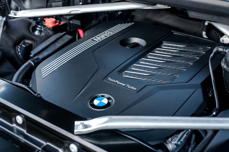 . “Linh hồn” BMW X7 xDrive40i M Sport là động cơ xăng 6 xi-lanh thẳng hàng, dung tích 3.0L. Nó sản sinh công suất cực đại 340 mã lực tại 5.500 – 6.500 vòng/phút, mô-men xoắn cực đại 450Nm tại 1.500 – 5.200 vòng/phút. Sức mạnh được truyền tới tất cả các bánh thông qua hệ dẫn động BMW xDrive AWD và hộp số động 8 cấp STEPTRONIC. X7 xDrive40i M Sport mang đến 3 tùy chọn chế độ lái, bao gồm: Comfort, Sport và Eco.
