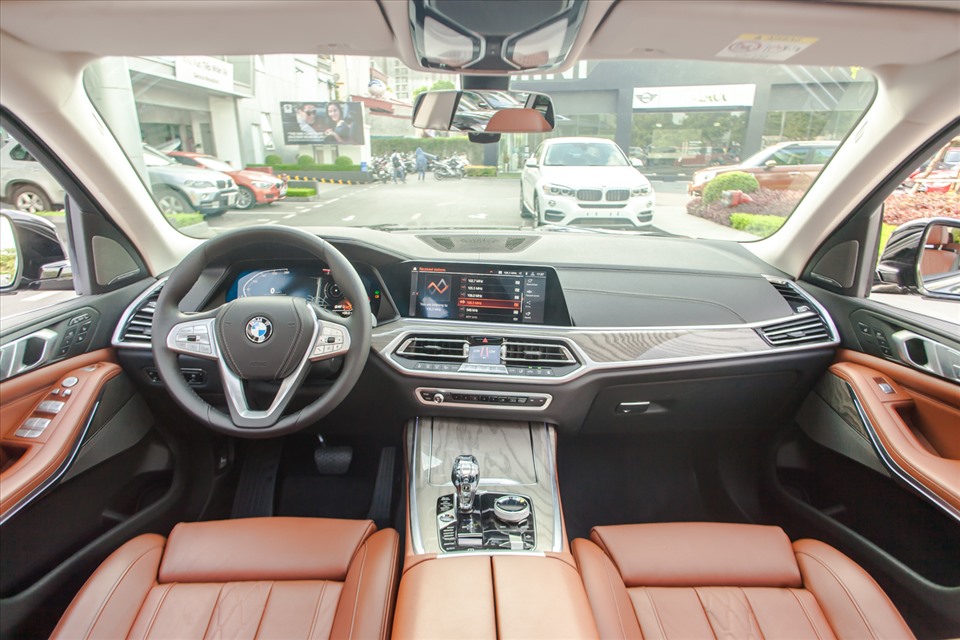 Khoang nội thất toát lên vẻ sang trọng với  táp lô được ốp gỗ quý, đáng chú ý nhất là sự xuất hiện cái hai màn hình kép 12.3 inch mang nhiều công nghệ tân tiến. Cửa sổ trời toàn cảnh Panorama Sky Lounge. BMW đã tích hợp hệ thống đèn LED có khả năng hiển thị 15.000 mẫu đồ họa trên bề mặt kính để mang lại bầu không khí thanh lịch vào ban đêm. Ghế ngồi được bọc da Merino cao cấp. Hàng ghế trước trang bị các tính năng như:  điều chỉnh điện, bộ nhớ vị trí, sưởi, massage.