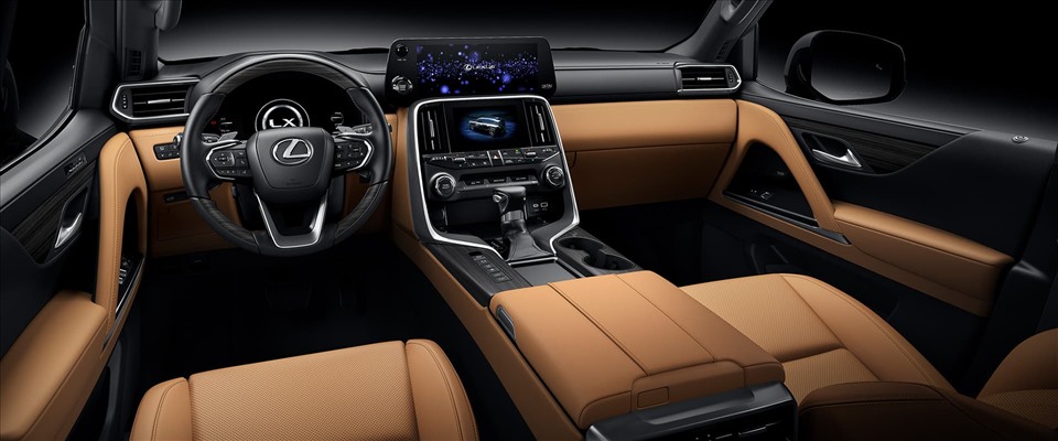 Khoang nội thất của Lexus LX 600 2022 hiện đại và sang trọng với các chất liệu cao cấp như da, gỗ, kim loại cao cấp. Trên taplo nổi bật với bảng điều khiển trung tâm bao gồm 2 màn hình 12,3 inch và 7 inch. Hệ thống âm thanh cao cấp với 25 loa Mark Levinson mang đến trải nghiệm âm thanh 3 chiều. Hệ thống chiếu sáng nội thất 64 màu phù hợp với từng sở thích của khách hàng