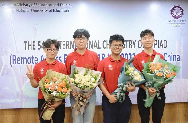 Chủ nhân của 4 Huy chương Vàng Olympic Hóa học quốc tế năm 2022, từ trái qua phải: Phan Xuân Hành; Phạm Nguyễn Minh Tuấn; Nguyễn Việt Phong; Trần Đức Minh.
