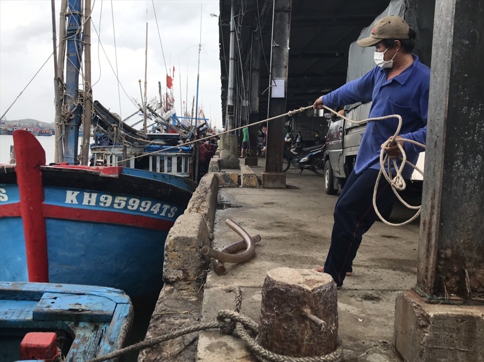 Ngư dân Khánh Hòa sửa soạn ngư lưới cụ chuẩn bị vươn khơi bám biển.