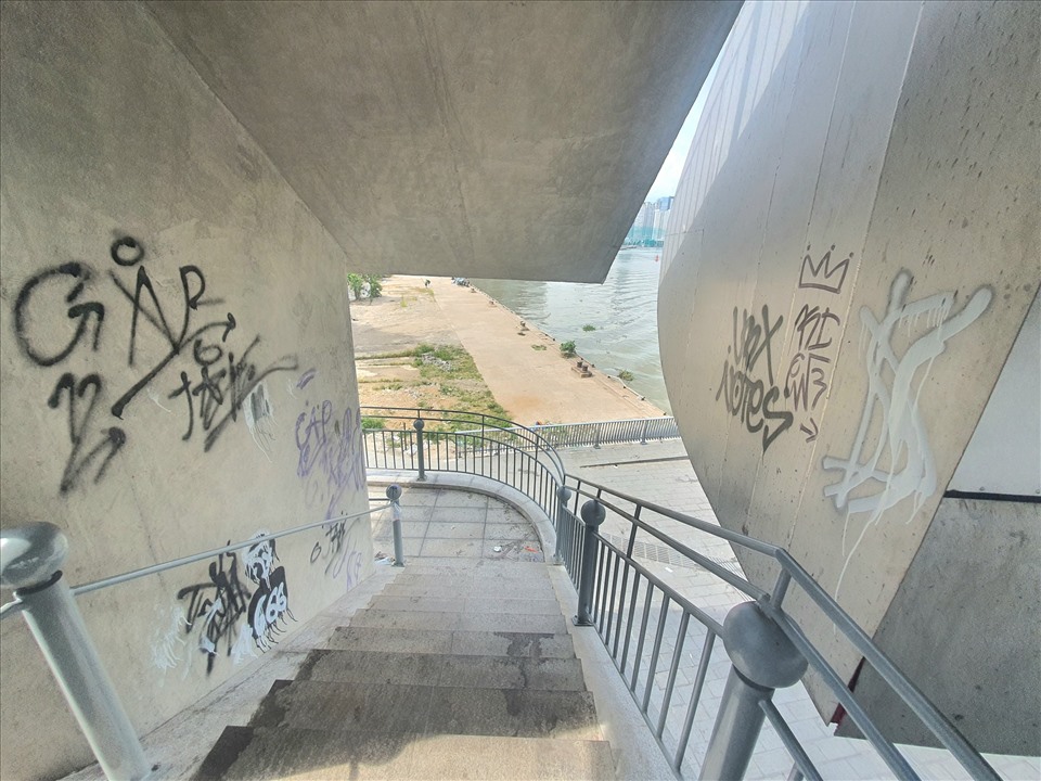 Tại lối xuống dành cho người đi bộ bên phía quận 1, những hình vẽ kiểu graffiti đủ các màu sắc chằng chịt trên tường, bậc cầu thang.