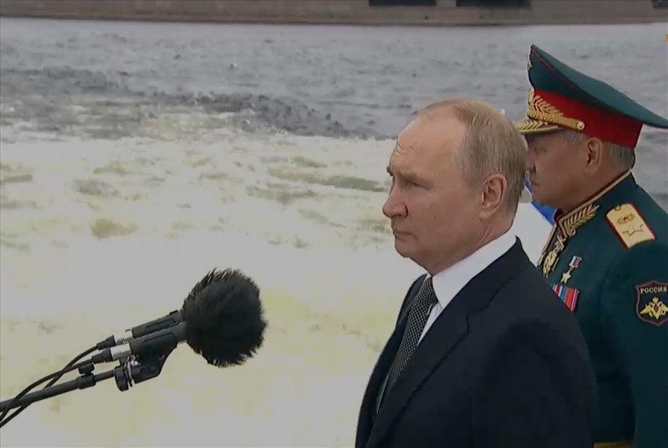 Tổng thống Nga Vladimir Putin và Bộ trưởng Quốc phòng Nga Sergei Shoigu trong lễ duyệt binh Hải quân Nga ngày 31.7. Ảnh chụp màn hình
