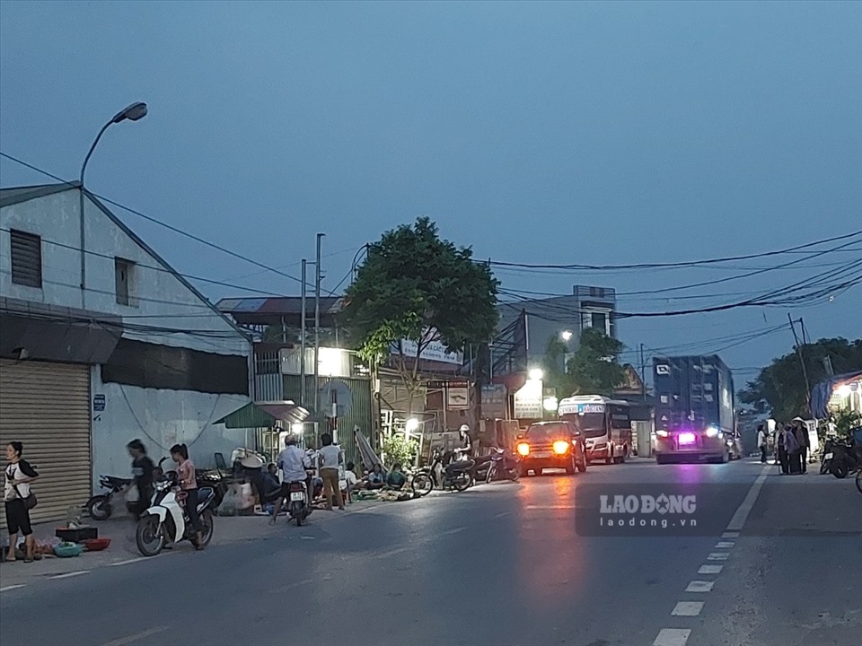 Một chợ tự phát ven Quốc lộ 32C, đối diện UBND xã Yên Tập lúc 7h tối, người mua hàng bất chấp nguy hiểm dừng đỗ  trên lòng đường có nhiều phương tiện lớn nhỏ đang di chuyển.