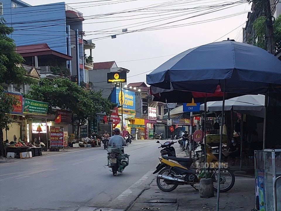 Theo người dân, cách đây vài tháng, tại đây ngã 3 gần Bưu điện Phú Lạc này đã xảy ra một vụ tai nạn khiến một người tử vong.