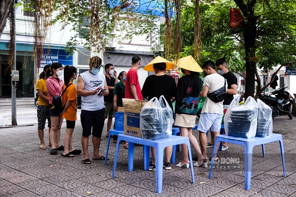 Khi đã chuẩn bị xong đồ ăn, mọi người lại bắt đầu di chuyển từ Nghi Tàm đến trước cổng bệnh viện Nhi để trao những suất cơm nóng hổi cho gia đình các em nhỏ để kịp giờ ăn trưa.