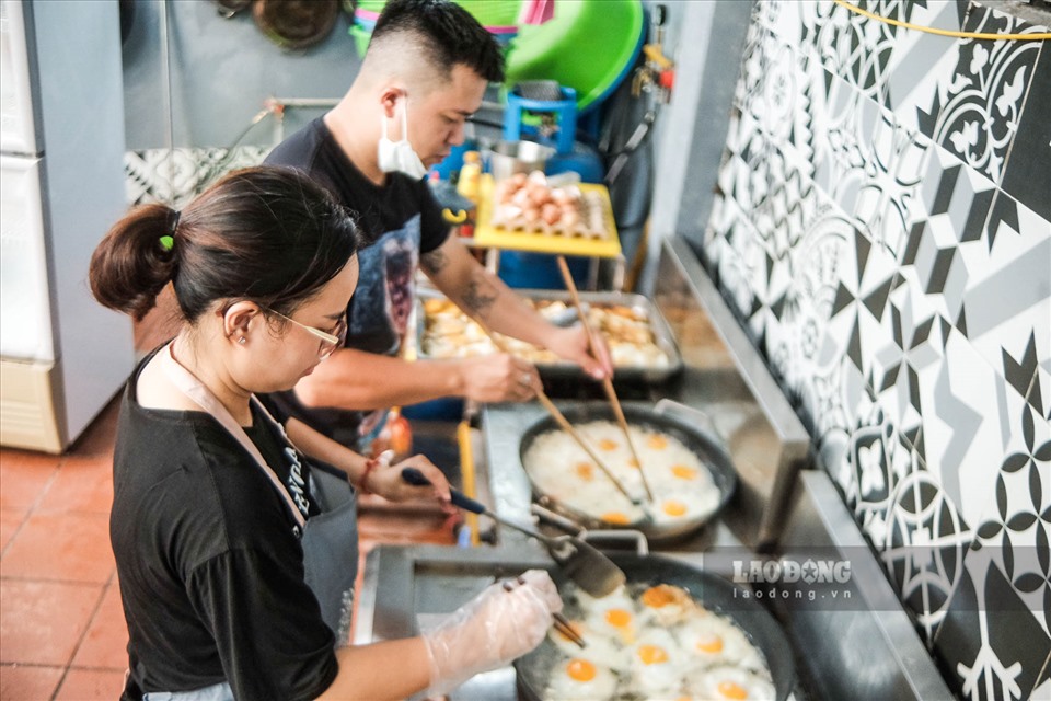 7h sáng, tại một căn nhà nhỏ trên đường Nghi Tàm, các thành viên của nhóm “Tiệm cơm 1k” đã có mặt để cùng nhau nấu hơn 100 suất cơm trưa dành tặng cho những gia đình bệnh nhi có hoàn cảnh khó khăn.