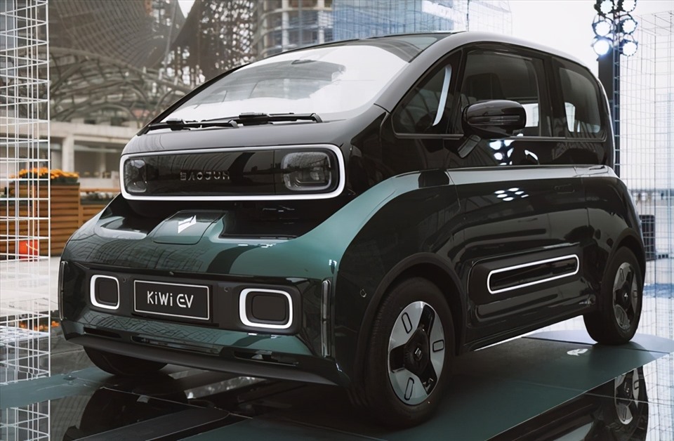 Hiện tại ở thị trường nội địa Trung Quốc, Baojun KiWi EV có 2 phiên bản với mức giá quy đổi khoảng 246 triệu đồng cho bản Designer và 277 triệu đồng cho bản Artist. Baojun KiWi có kích thước tổng thể 2.894 x 1.655 x 1.595mm tương với chiều dài, rộng, cao và trục cơ sở 2.020mm với 4 chỗ ngồi. Công suất 54 mã lực, 150Nm lực kéo và có thể đạt vận tốc tối đa 100km/h bù lại xe có thể vận hành tới 305km trong 1 lần sạc ở điều kiện tiêu chuẩn. Ngoài ra xe chỉ còn có tính năng sạc nhanh khi chỉ mất 1 tiếng để sạc đầy pin. Ảnh: tin.news