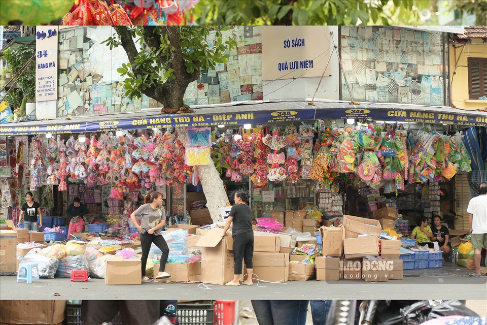 Hằng năm, cứ đến tháng 7 âm lịch, phố Hàng Mã (phường Hàng Bồ, quận Hoàn Kiếm, TP Hà Nội) lại tấp nập khách mua bán, nhất là trước dịp Lễ Vu Lan (Rằm tháng 7).