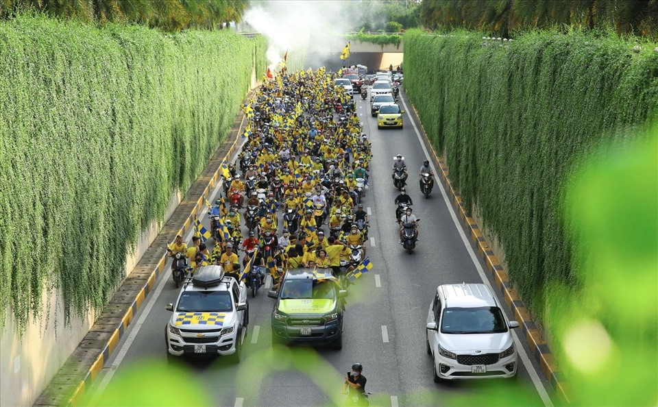 Trong chuyến làm khách của Sông Lam Nghệ An trước Hà Nội tại vòng 10 V.League 2022, hơn 3.000 cổ động viên xứ Nghệ đã đổ về sân Hàng Đẫy để cổ vũ cho đội bóng quê hương. Ảnh: SLNAFC