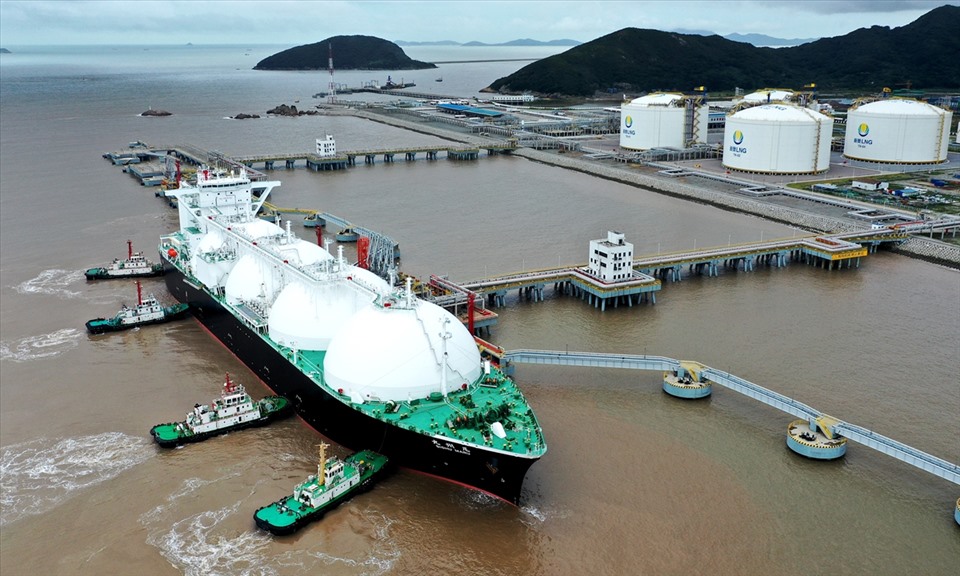 Tàu chở 155.000 m3 LNG cập cảng Chu Sơn, tỉnh Chiết Giang, miền Đông Trung Quốc. Ảnh: Xinhua