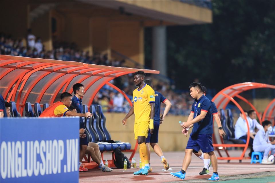 Olaha thất thần rời sân. Những phút sau đó, câu lạc bộ Sông Lam Nghệ An phải liên tiếp chống đỡ các pha lên bóng của câu lạc bộ Hà Nội.