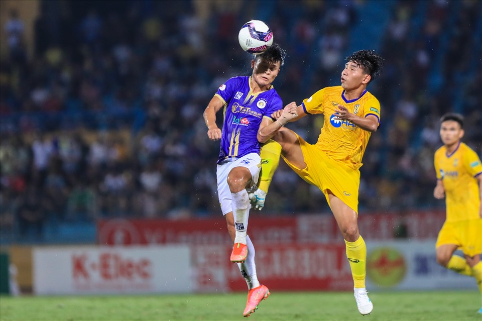 Có bàn thắng gỡ hoà, câu lạc bộ Hà Nội tràn lên phần sân đối phương nhằm tìm kiếm một chiến thắng để củng cố vị trí đầu bảng xếp hạng.
