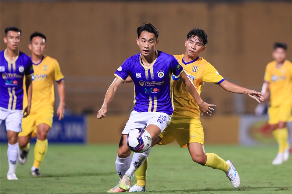 Trận đấu giữa câu lạc bộ Hà Nội và Sông Lam Nghệ An diễn ra kịch tính ngay từ những phút đầu tiên của trận đấu. Cả hai đội chơi nhanh, luân chuyển bóng với tốc độ cao.