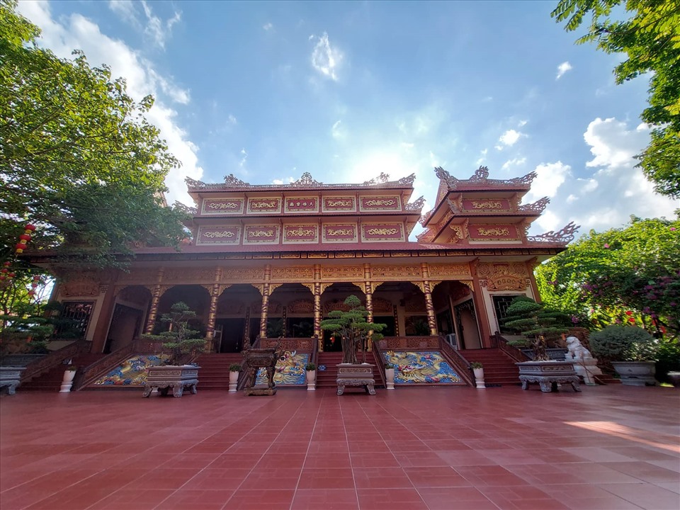 Tọa lạc tại thôn Cẩm Nam, xã Hòa Châu, quận Cẩm Lệ, TP Đà Nẵng, chùa Nam Sơn được xây dựng năm 1962 bởi công sức của phật tử Nguyễn Văn Châu và một số phật tử địa phương.