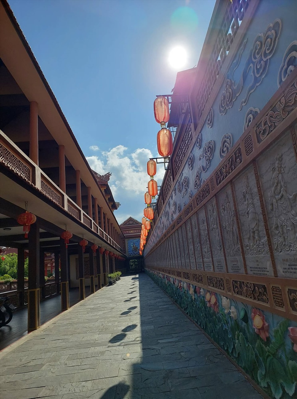 Lưng tựa vào dãy núi Trường Sơn, mặt hướng về Ngũ Hành Sơn, chùa Nam Sơn mang nét đẹp cổ kính, uy nghi tráng lệ.