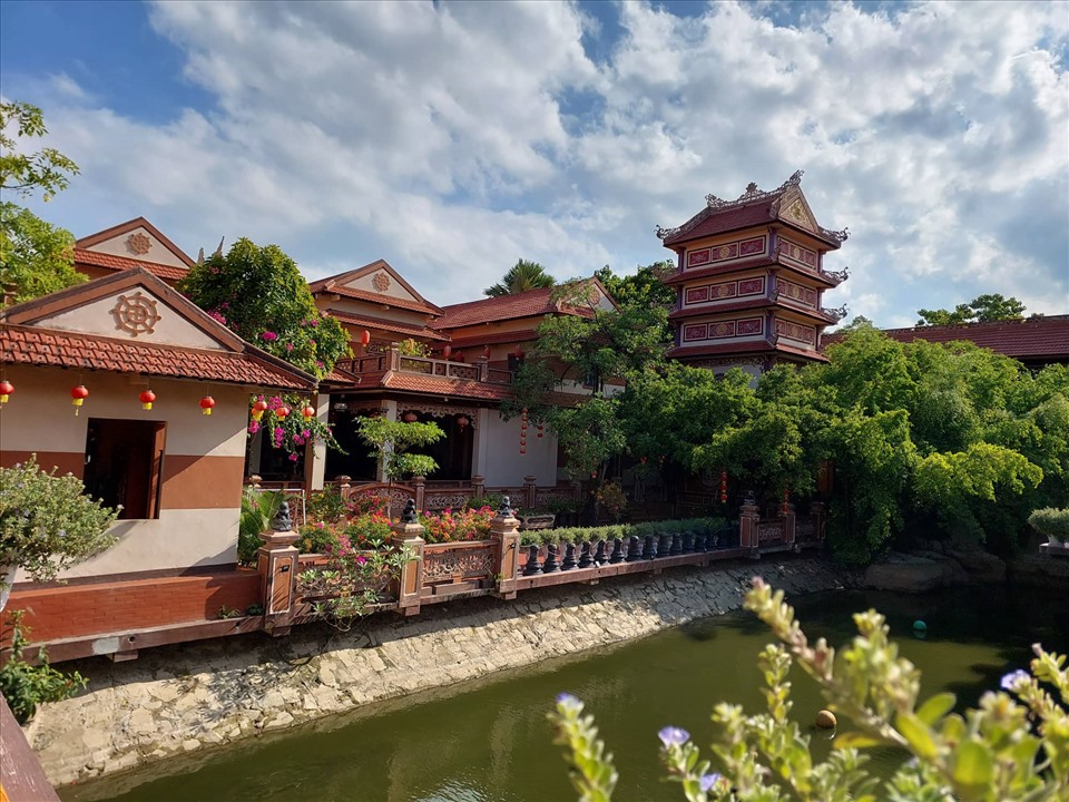 Mang đậm phong cách của miền Trung thời xưa, chùa có nhiều khối kiến trúc kết nối với nhau. Các khu vực được phân tách riêng biệt như Thiền Viện, Đình Vọng Nguyệt, hồ Phóng Sanh, Chính điện...