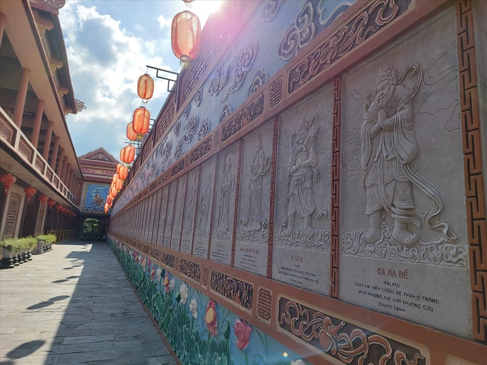 Tất cả được tạo nên vô cùng kỳ công dưới bàn tay của chính các phật tử cung tiến cho chùa.
