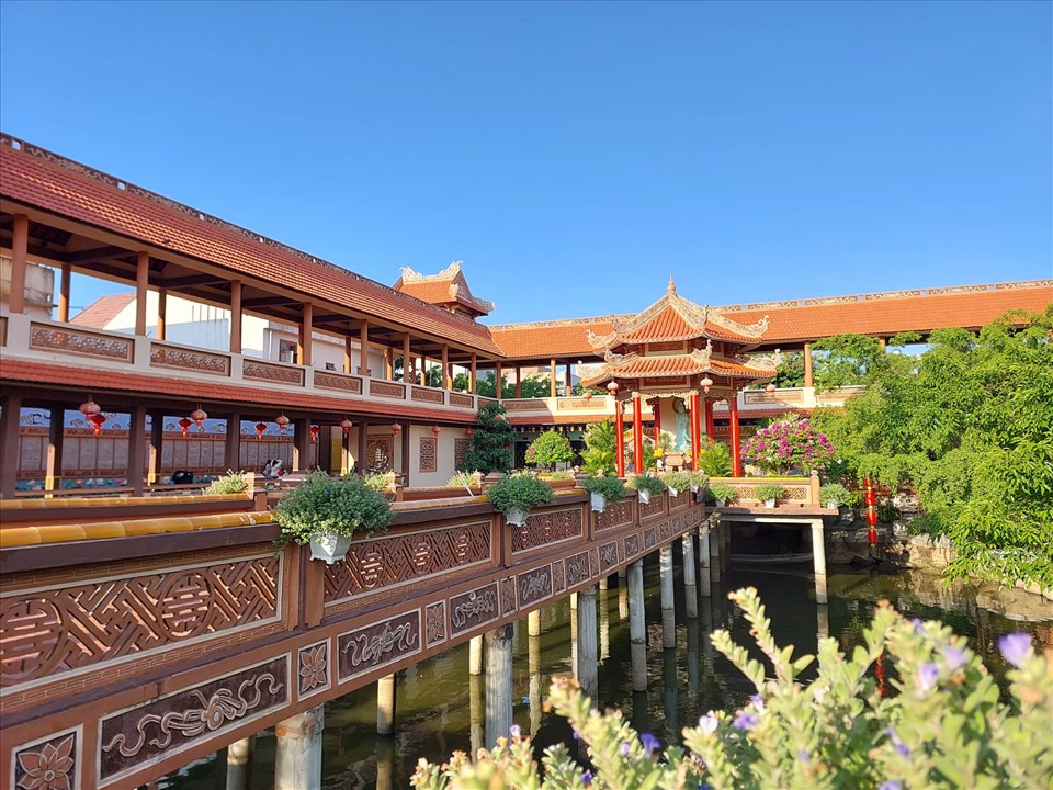 Không gian luôn vang lên tiếng nước chảy, tiếng nhạc thiền. Hồ Phóng Sanh nằm ngay giữa khuôn viên chùa với làn nước màu xanh ngọc, ở giữa có lối đi được kiến tạo thành hình chữ thập đẹp mắt.