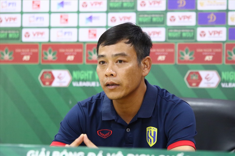 Huấn luyện viên Nguyễn Huy Hoàng cho rằng Sông Lam Nghệ An đã chơi tốt. Thẻ đỏ cần được xem lại. Ảnh: Minh Dân