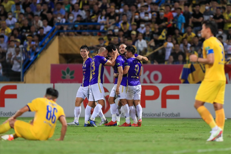 Câu lạc bộ Hà Nội có chiến thắng quan trọng trước Sông Lam Nghệ An để tách TOP trên bảng xếp hạng Night Wolf V.League 2022. Ảnh: Minh Dân