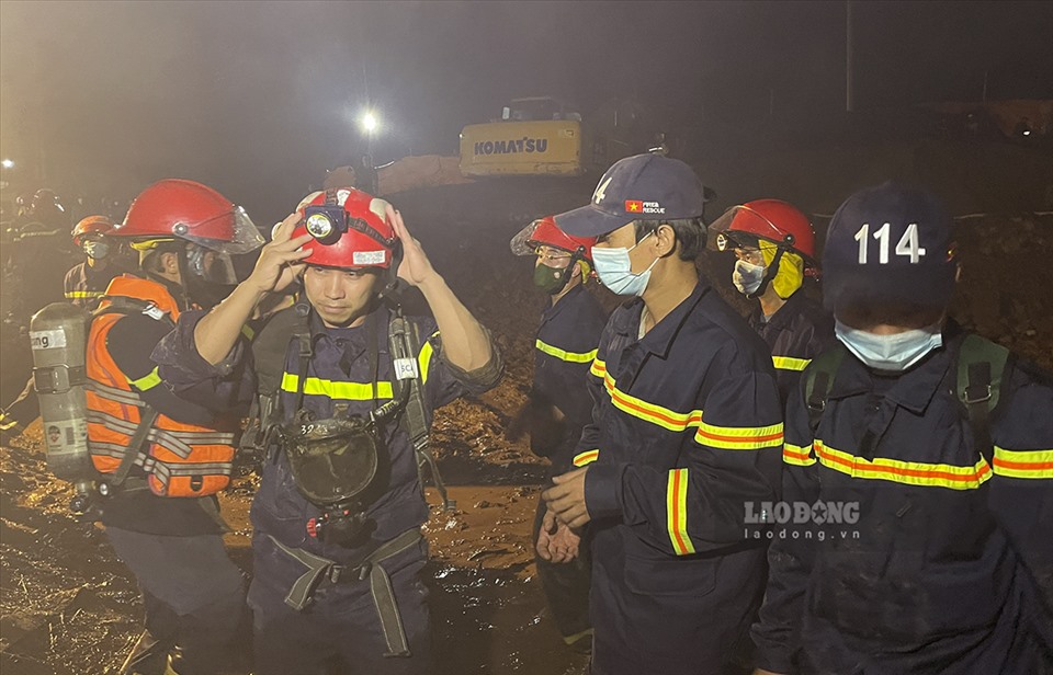 Đêm qua (3.7), hàng trăm người đã được huy động làm việc xuyên đêm để tìm kiếm công nhân bị lũ cuốn còn đang mắc kẹt trong hầm thủy điện đang thi công tại huyện Nậm Pồ, tỉnh Điện Biên.