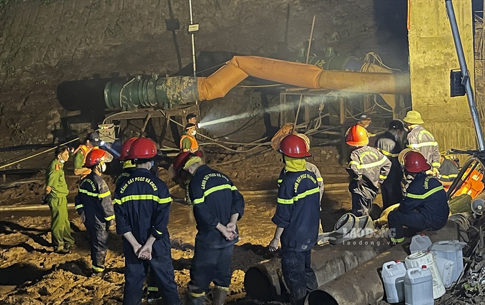 Sự việc xảy ra vào khoảng 6h ngày 3.7 tại xã Si Pa Phìn, huyện Nậm Pồ, tỉnh Điện Biên. Tại cửa hầm số 3 của công trình thủy điện có 4 công nhân đang thi công thì bị nước lũ bất ngờ tràn vào hầm.