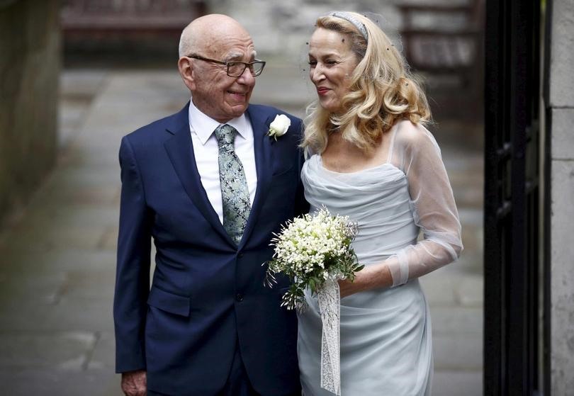 Tỉ phú truyền thông 91 tuổi ly hôn vợ người mẫu qua mail