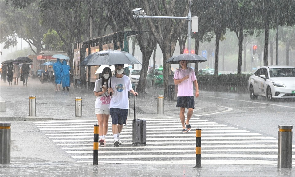 Mưa lớn ở Quảng Châu ngày 3.7.2022, sau khi bão Chaba đổ bộ. Ảnh: CNS